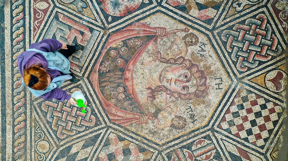 İznik'te 3. yüzyıla ait göz kamaştıran taban mozaiği bulundu