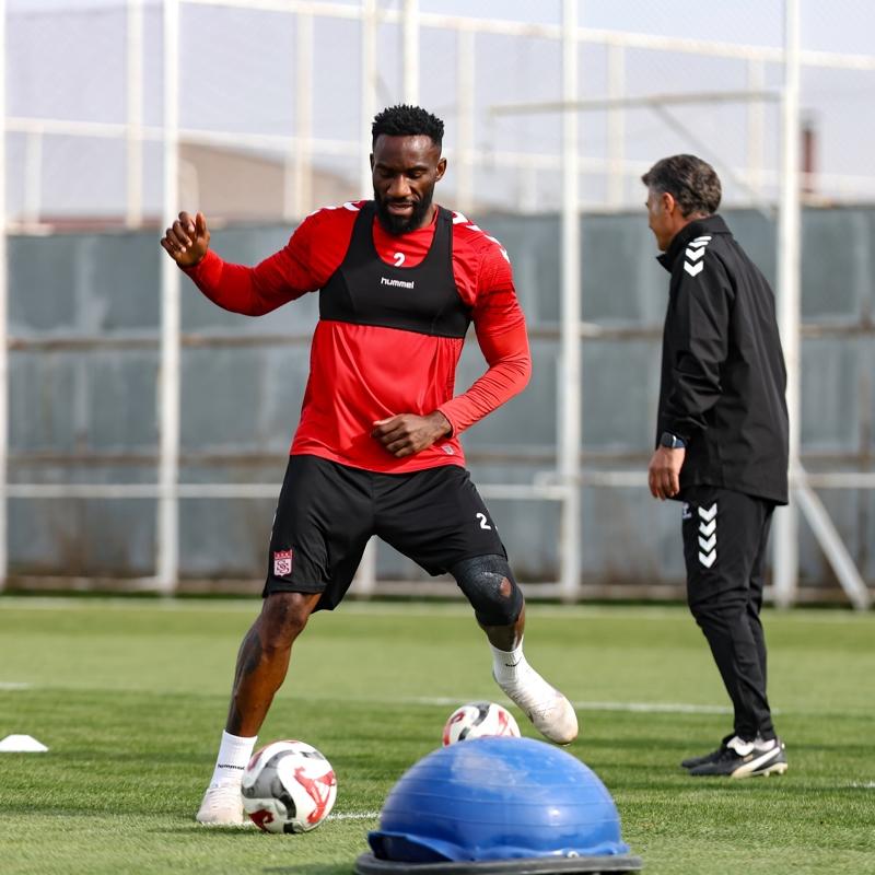 Sivasspor'da Esenler Erokspor mesaisi s�r�yor