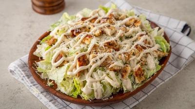 Akşam yemeğine 5 dakikada hazır vitamin deposu! En kolay tavuklu göbek salata tarifi