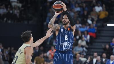 Anadolu Efes, kritik mata Barcelona'y devirdi