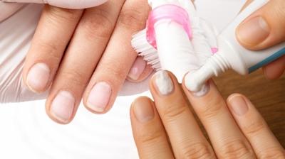 Faydasını duyan gece tırnaklarına diş macunu sürüyor! İşte sebebi