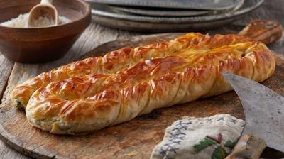 Haftalarca bayatlamıyor: Peynirli sıcacık börek tarifi