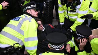 ngiltere'de Filistin destekilerine polis engeli: Onlarca gzalt