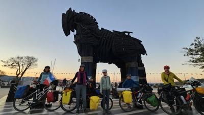 �� �ocuklar�yla d�nya turu... Frans�z aile �zmir'de