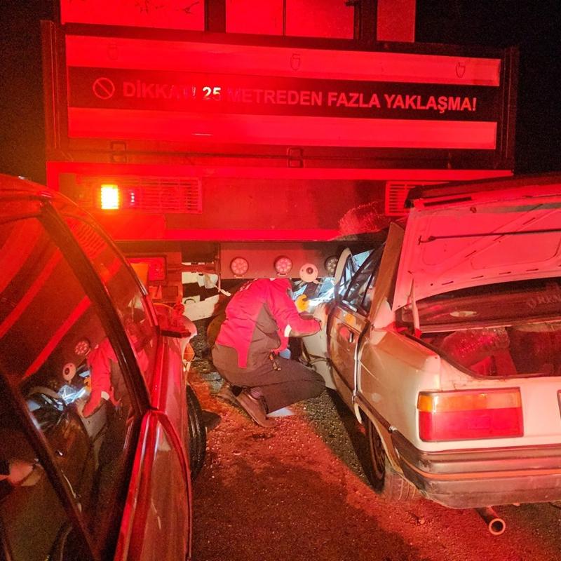 orum'da iki otomobil vince arkadan arpt: 1 l, 1 yaral