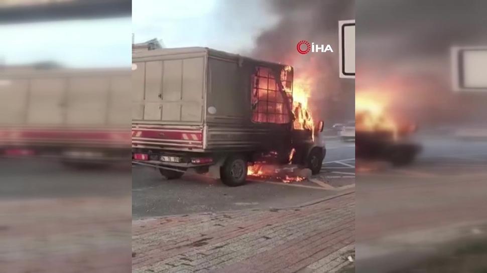 E-5'te korku dolu anlar: Büyükçekmece'de kamyonet alev aldı