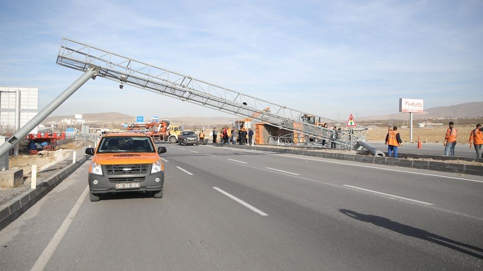 Faciadan dönüldü: Damperi açık kamyon PTS direğine çarptı