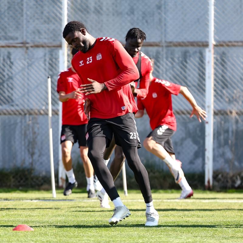 Sivasspor'da Esenler Erokspor ma��n�n mesaisi devam ediyor