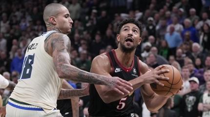 Philadelphia 76ers deplasmanda Milwaukee Bucks' yendi