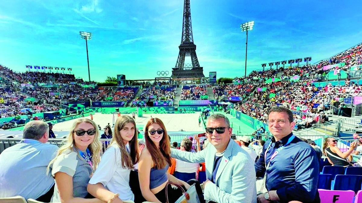 Ekrem mamolu Paris zgr zel Kredi fotoraflar resimleri