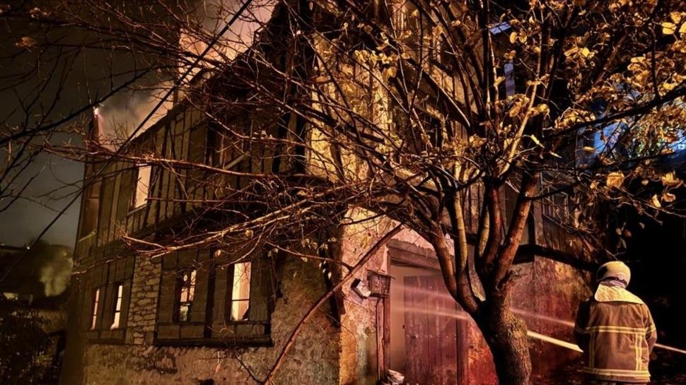 Tarihi konak alevlere teslim oldu: Felaketten dönüldü