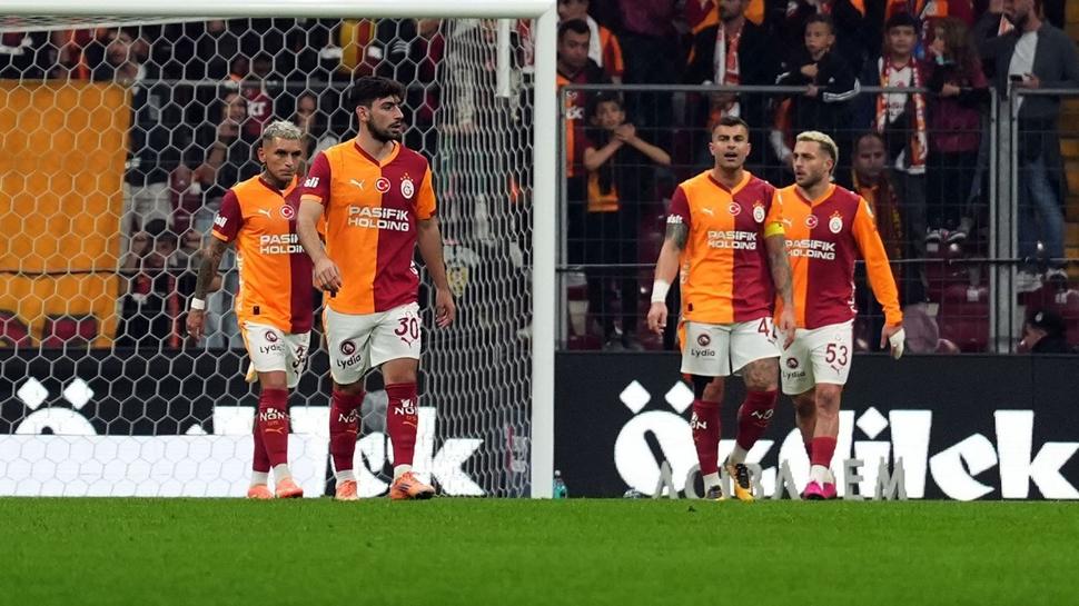 Galatasaray'da ilginç değişiklik! Oyuna girdi 33 dakika sonra çıktı