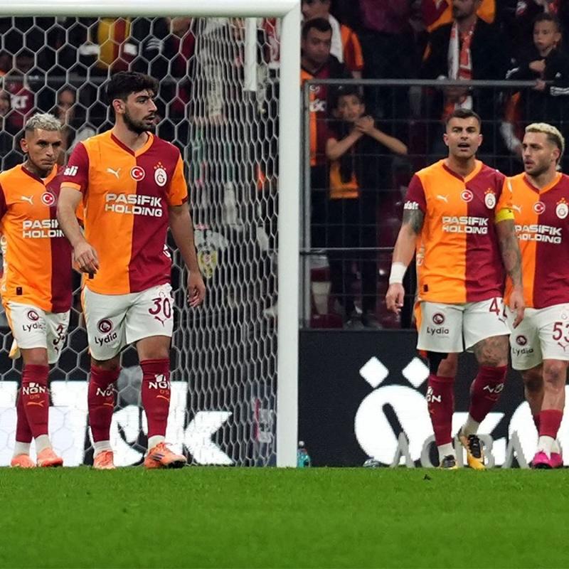Galatasaray'da ilgin� de�i�iklik! Oyuna girdi 33 dakika sonra ��kt�