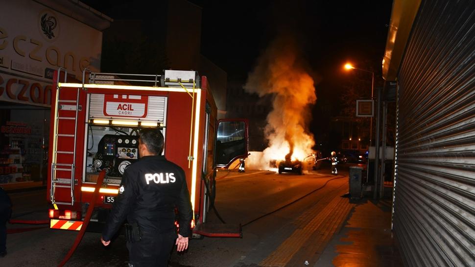 Samsun'da park halindeki araç alev alev yandı