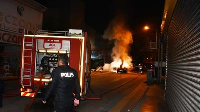 Samsun'da park halindeki ara alev alev yand