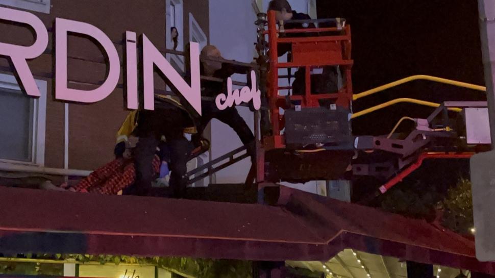 23 yaşındaki genç penceren düştü! Tente hayatını kurtardı