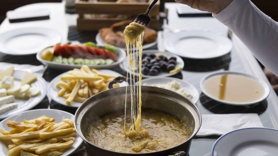 Lastik gibi uzayan kuymak tarifi: Kısık ateşte pişirin, doyurucu