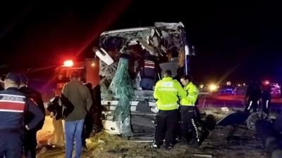 Denizli'de minibüs ile otobüs çarpıştı: Çok sayıda yaralı var