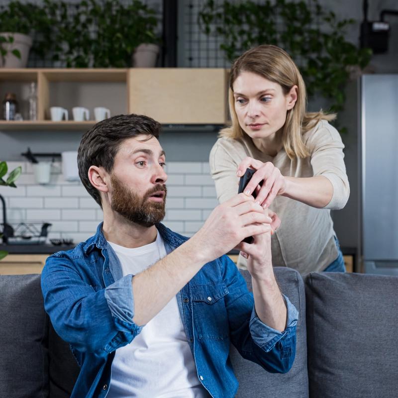 Erkekler neden telefonlarn elerine vermekten holanmaz?