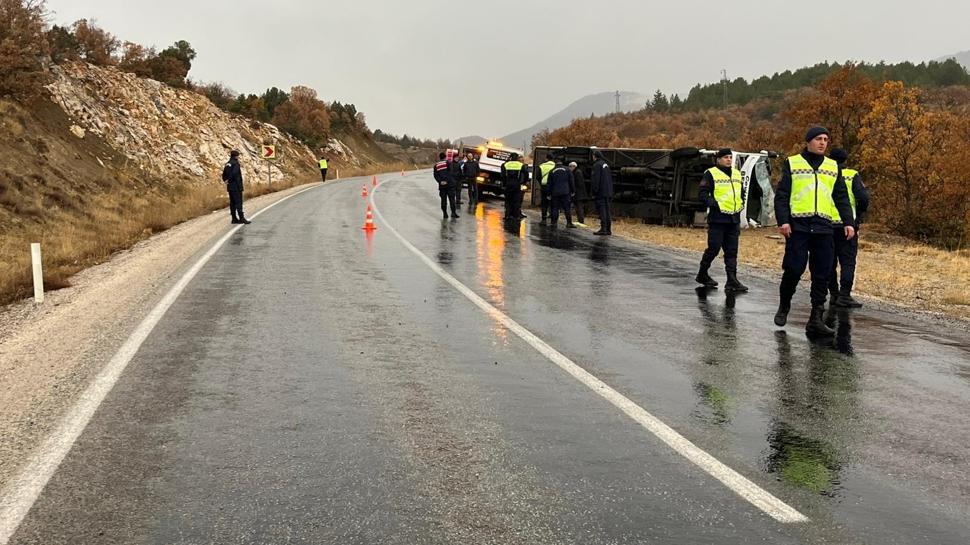 Konya'da okul servisi devrildi: Çok sayıda yaralı var