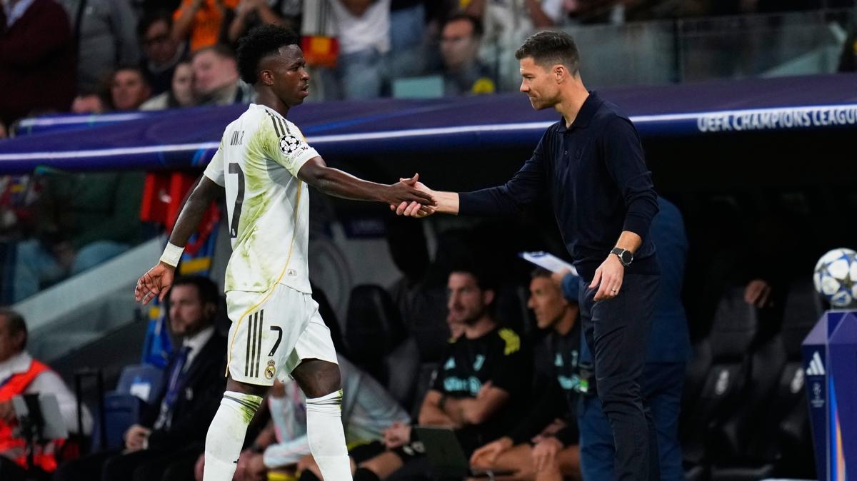 Real Madrid  Xabi Alonso  Vinicius Junior fotoraflar resimleri