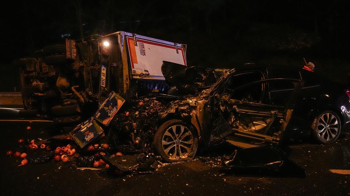 stanbul kaza TEM Otoyolu arpma yan yatan kamyonet fotoraflar resimleri