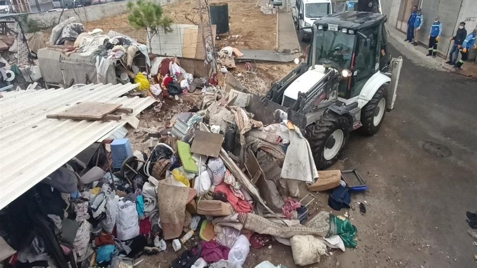 Ekipler gözlerine inanamadı: Bir evden 10 kamyon çöp çıktı