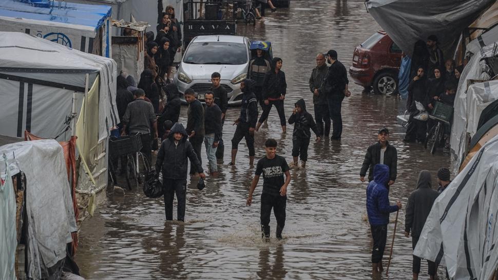 Gazze'de şiddetli yağış nedeniyle çadırlar su altında kaldı