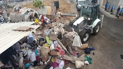 Ekipler gzlerine inanamad: Bir evden 10 kamyon p kt