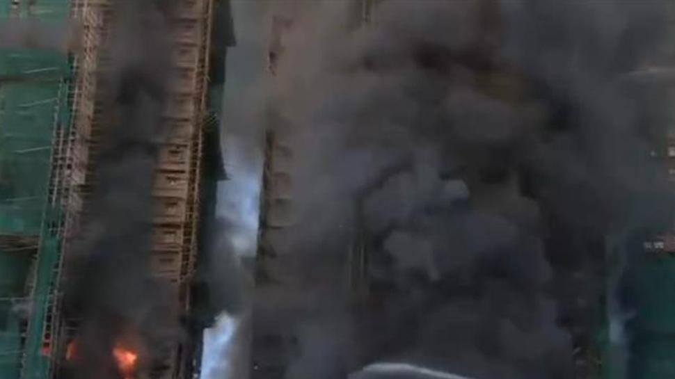 Hong Kong'da gökdelenler yanıyor: İskelede başlayan alevler hızla yayıldı