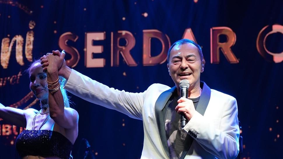 Konserde büyük sürpriz! Serdar Ortaç aşk dolu ana tanıklık etti