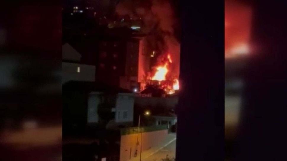 Küçükçekmece'de fabrika yangını... Çok sayıda itfaiye ekibi sevk edildi