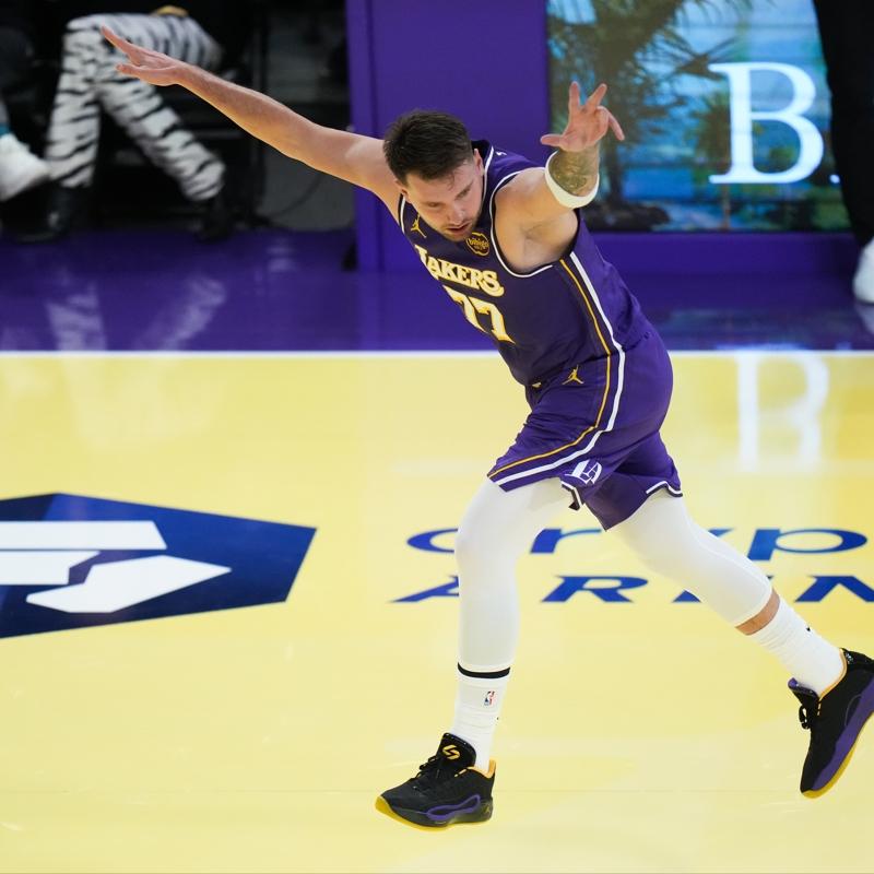 NBA Kupas'nda Doncic'ten ov: Derbide kazanan Lakers