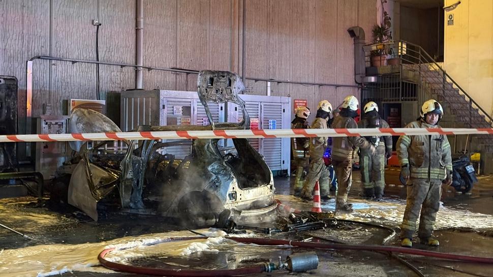 Şarj halindeki elektrikli araç alev topuna döndü