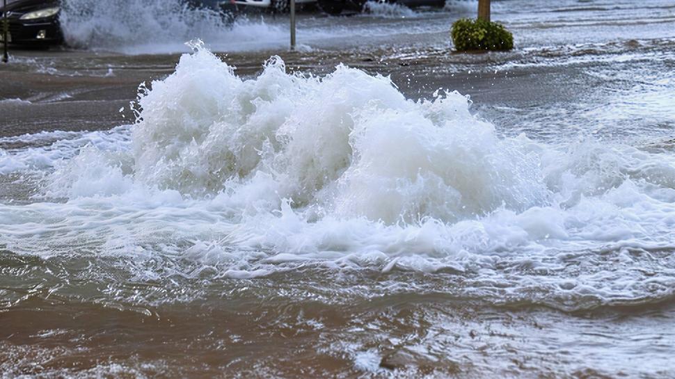 Sokakları su bastı... Mersin'de içme suyu borusu patladı