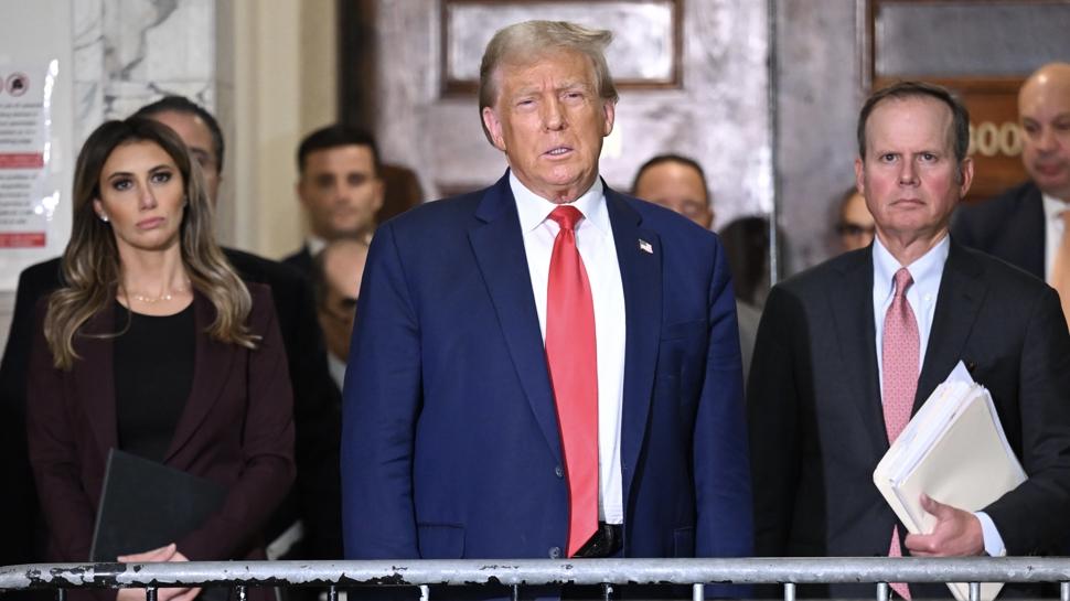 Trump'ın "seçimlere müdahale" ile suçlanıyordu... Yeni savcı davayı sonlandırdı