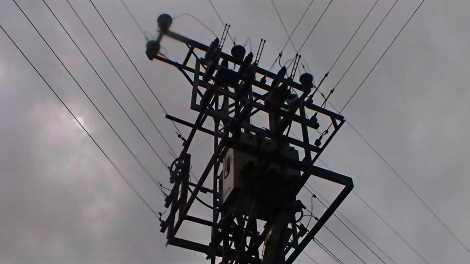 Büyükçekmece'de kısa süreli panik... Patlama sonrası elektrik kesintisi yaşandı