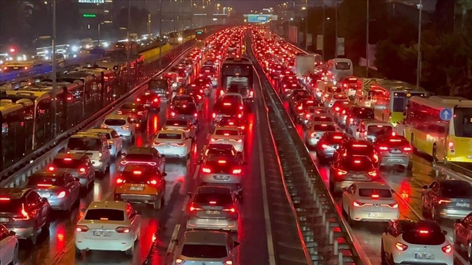 İstanbul'da trafik çilesi... Yoğunluk yüzde 85'e ulaştı