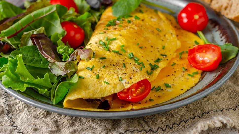 Kahvaltıda ekmek yerine yumurta yiyin! Lif ambarı yulaflı omlet tarifi