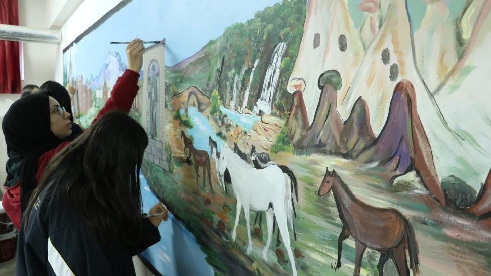 Lise rencileri okul koridorlarn tuvale dntrd