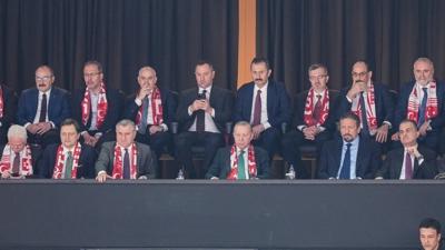 Bakan Erdoan'dan milli takma destek... Ma tribnden takip etti