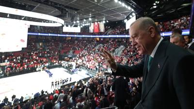 Bakan Erdoan'dan milli takma destek... Ma tribnden takip etti