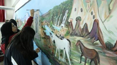 Lise ��rencileri okul koridorlar�n� tuvale d�n��t�rd�