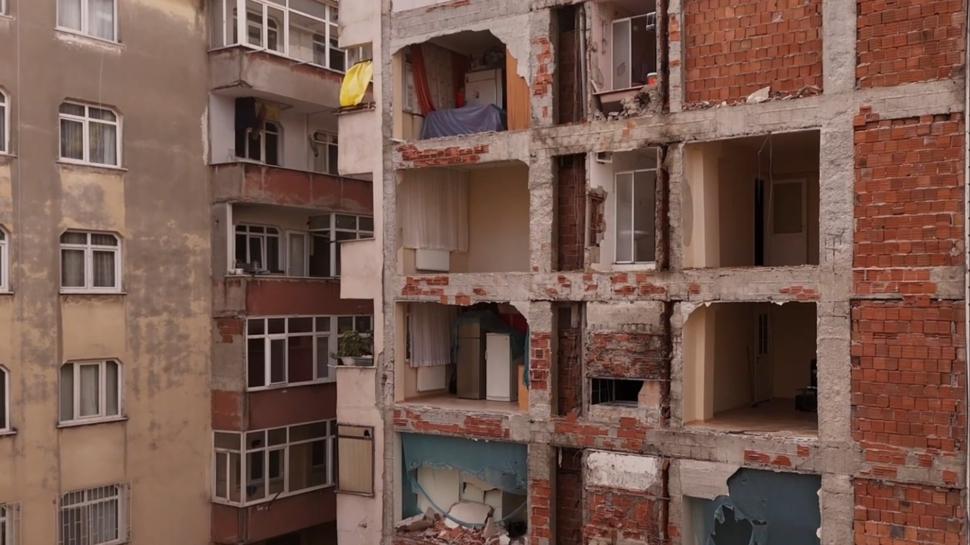 Yıkım sonrası şoka girdiler: Binanın yan duvarları hiç yapılmamış