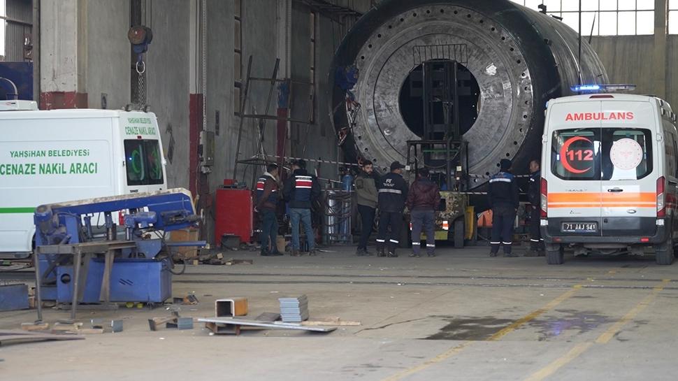 Fabrikada feci kaza: 3 tonluk sacn altnda kalarak can verdiler