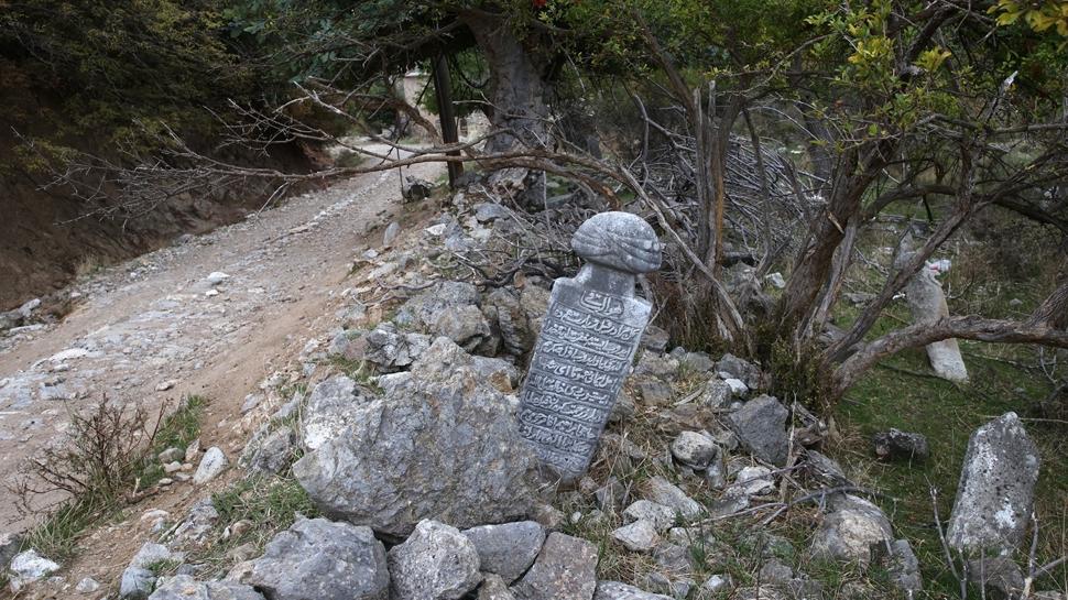 Mezarlara bile katlanamadılar! Komşuda "Osmanlı" saygısızlığı
