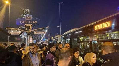 İstanbul'da metrobüs arızası... Seferler aksadı, vatandaş mağdur oldu