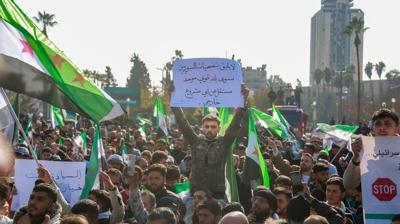 Suriye'de özgürlük kutlaması! Meydanlar doldu taştı