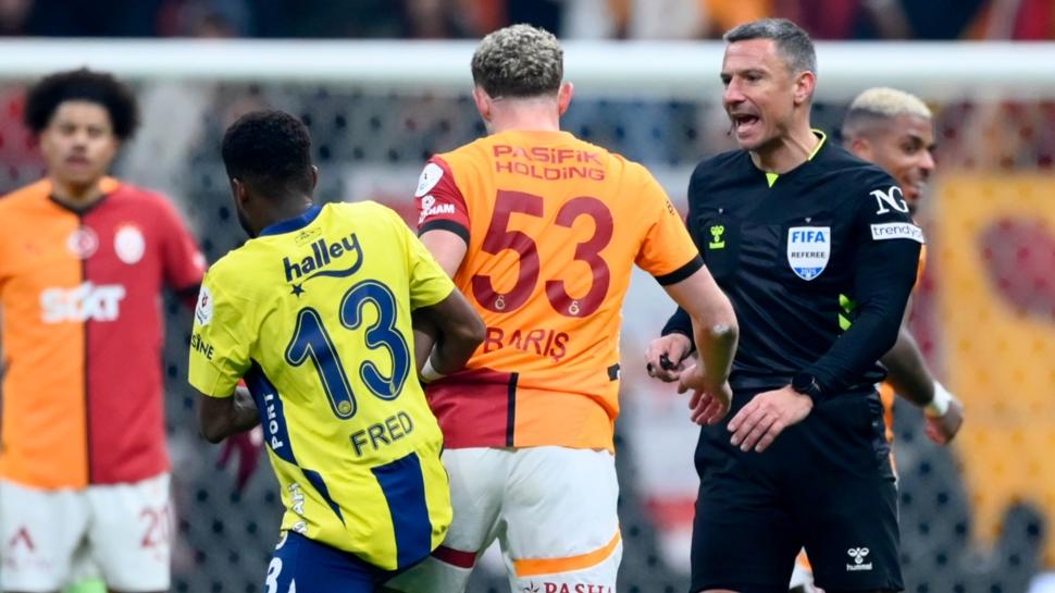 Derbiler nefes kesiyor! Kartlar havada uçuşuyor