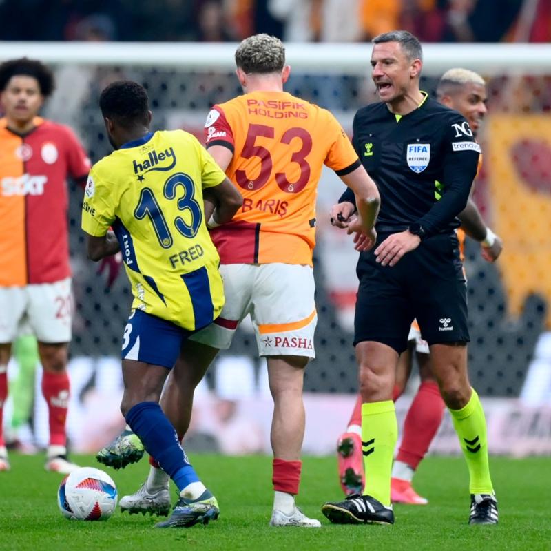 Derbiler nefes kesiyor! Kartlar havada u�u�uyor